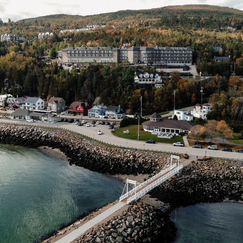 Vue aérienne du rivage et de l'hôtel.