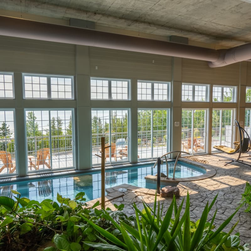 Piscine intérieure.