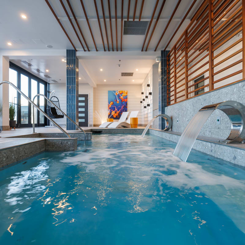 Grand bassin d'eau intérieur à l'Hôtel Levesque