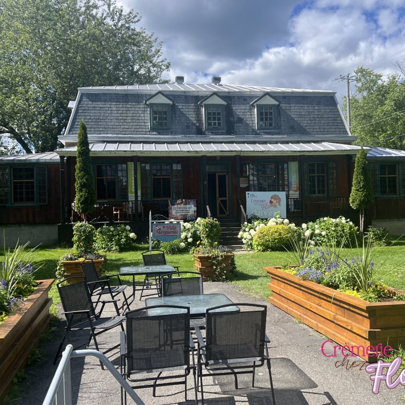 Extérieur de la crèmerie Chez Flo à l'Hôtel Manoir d'Youville.