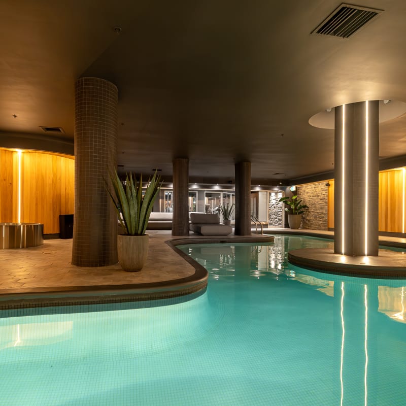 Piscine au sous-sol de l'Hôtel Manoir Victoria.
