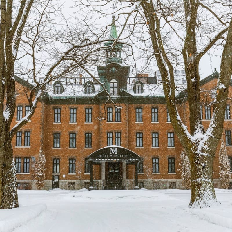 Hôtel Montfort in winter.