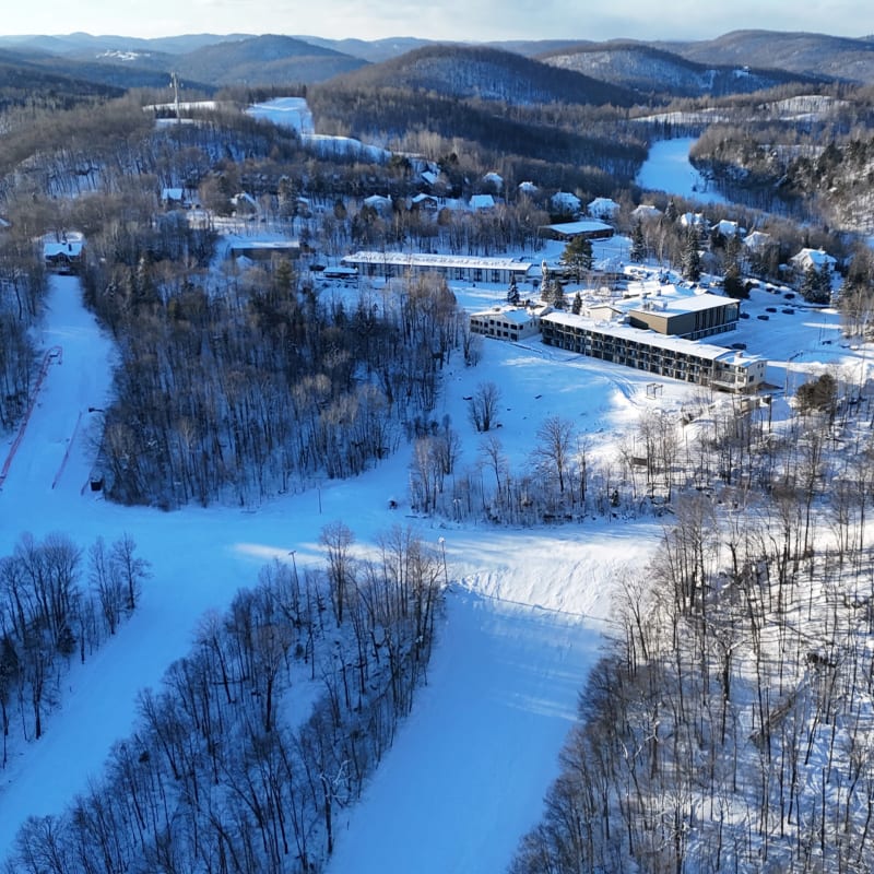 Vue aérienne den hiver sur les pistes de ski et l'hôtel.