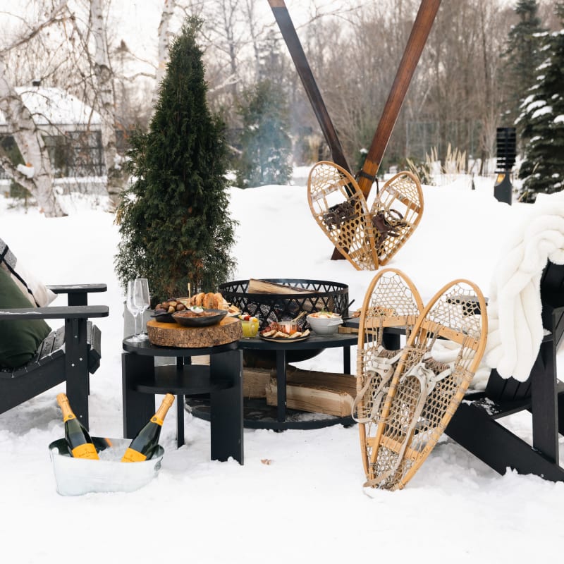 Espace feu et chaises Adirondack en hiver.