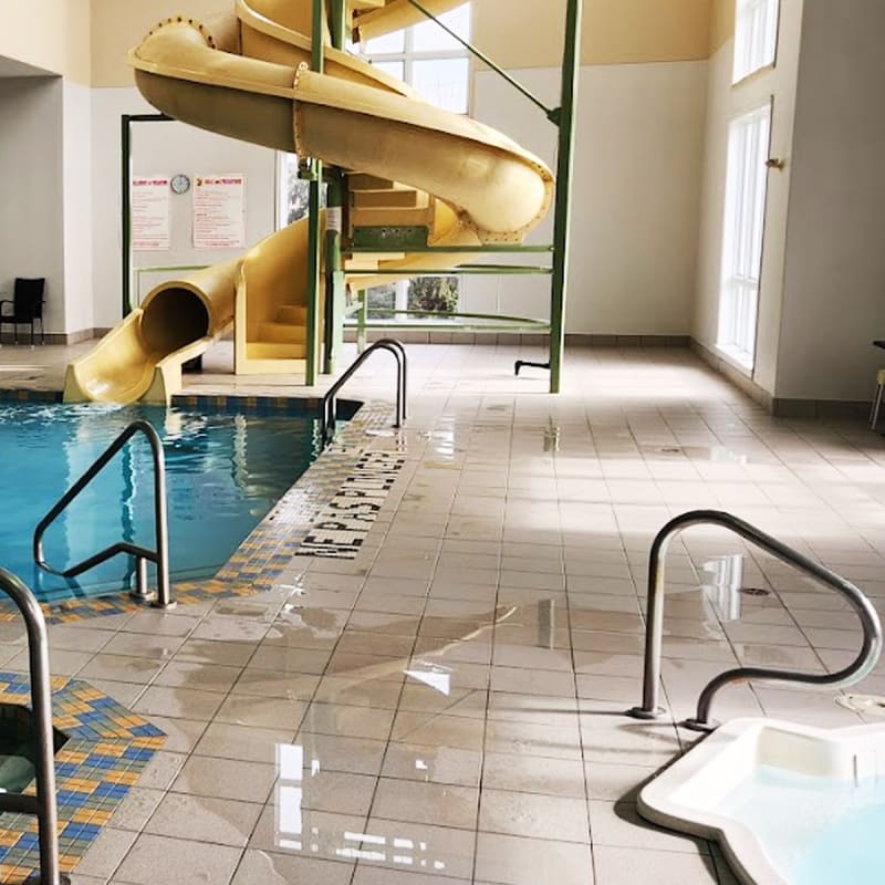 Pool at Hôtel Super 8 St-Jérôme.