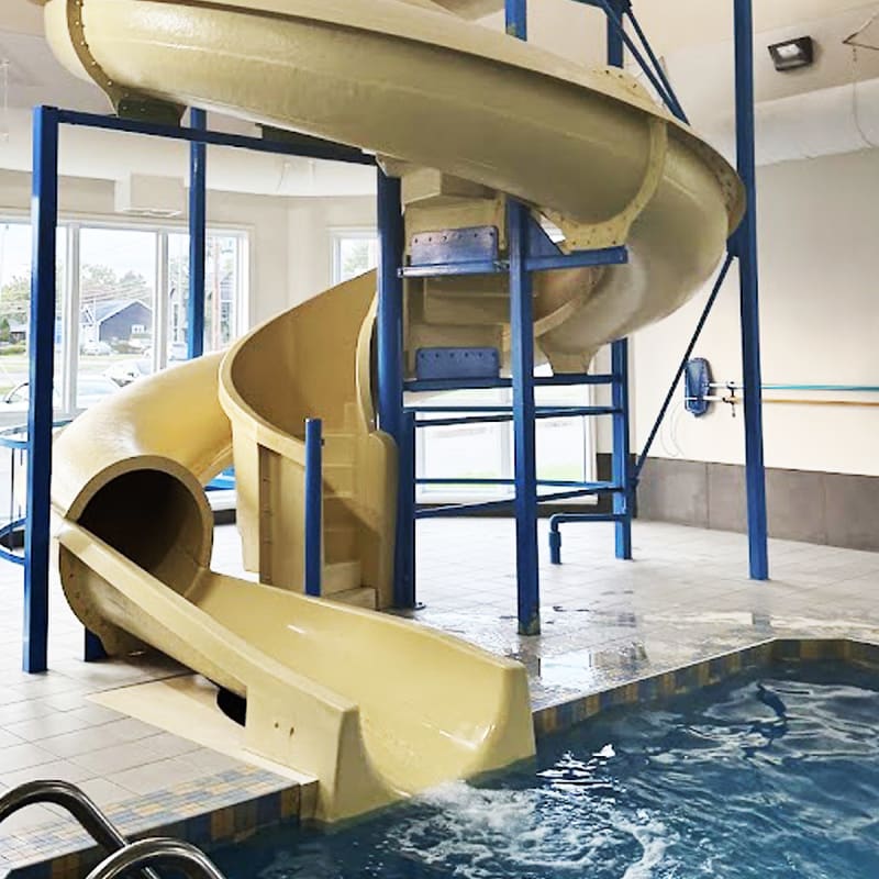 Pool at the Super 8 Trois-Rivières.