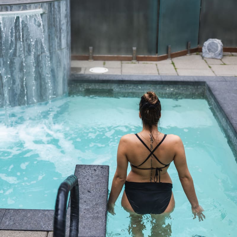 Hôtel Universel Rivière-du-Loup - Une femme en maillot de bain dans un bassin d'eau