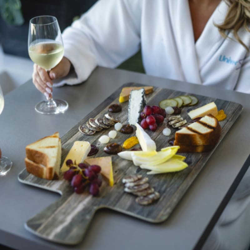 Hôtel Universel Rivière-du-Loup - plate of fine cheeses