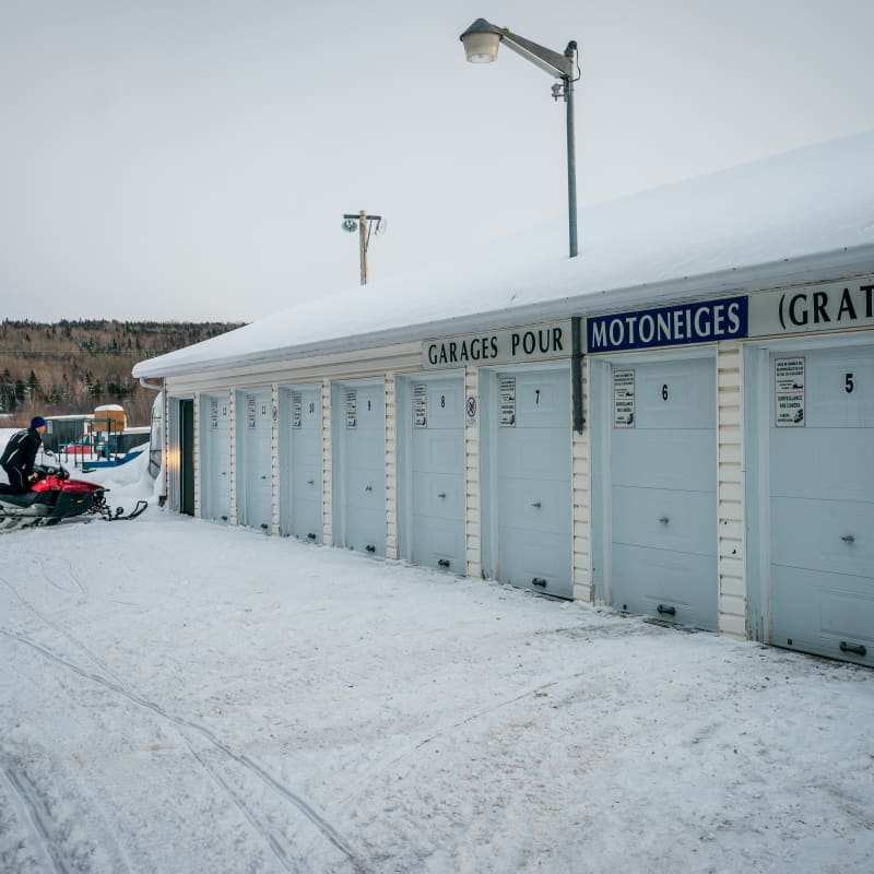Remise de motoneiges à l'hôtel Universel Rivière-du-Loup.