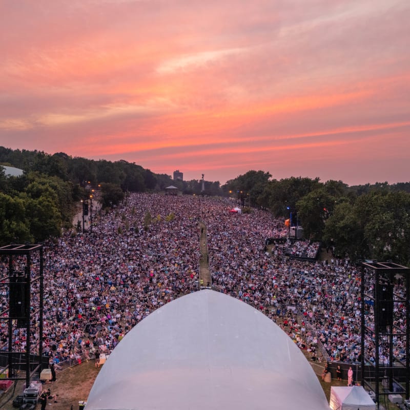 Foule au pieds du Mont Royal.