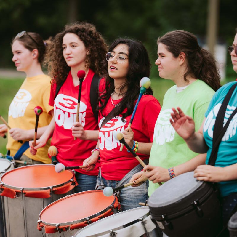 Groupe de percussions à l'extérieur.