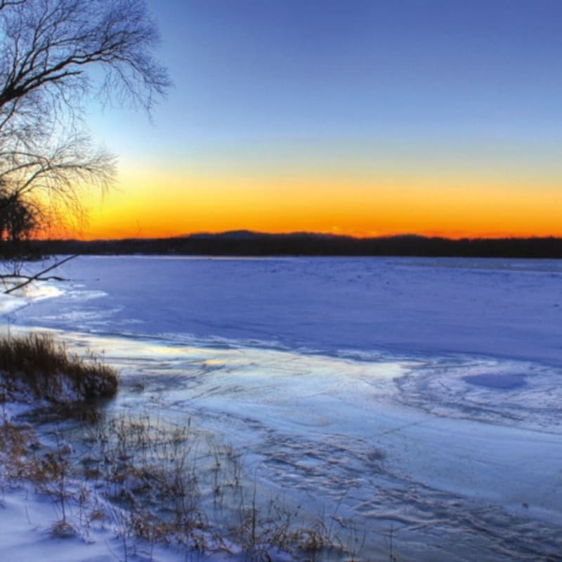 Coucher de soleil sur le fleuve en hiver.
