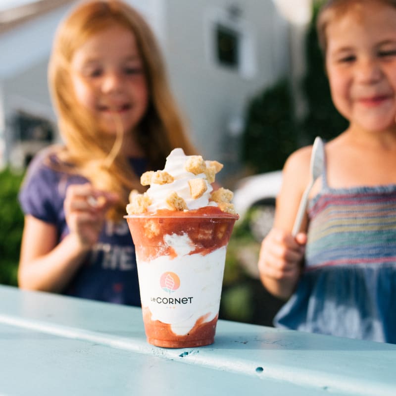 Two little girls sharing a sundae at le Cornet in Magog.