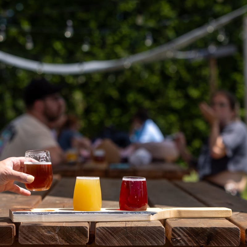 Trois cocktails posés sur une table extérieure au Manoir Lac-Etchemin.