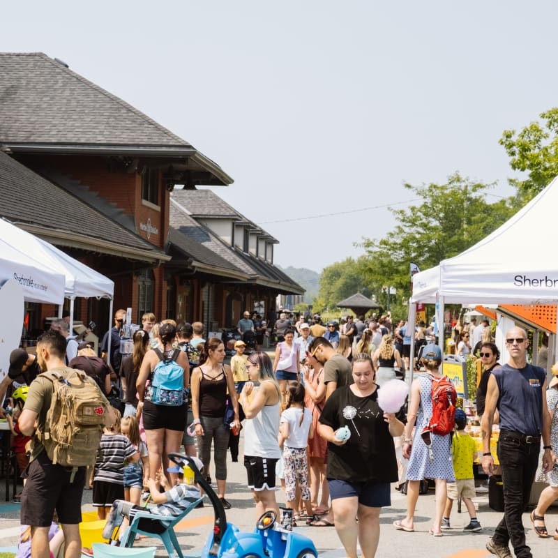 Marché public de la Gare de Sherbrooke.