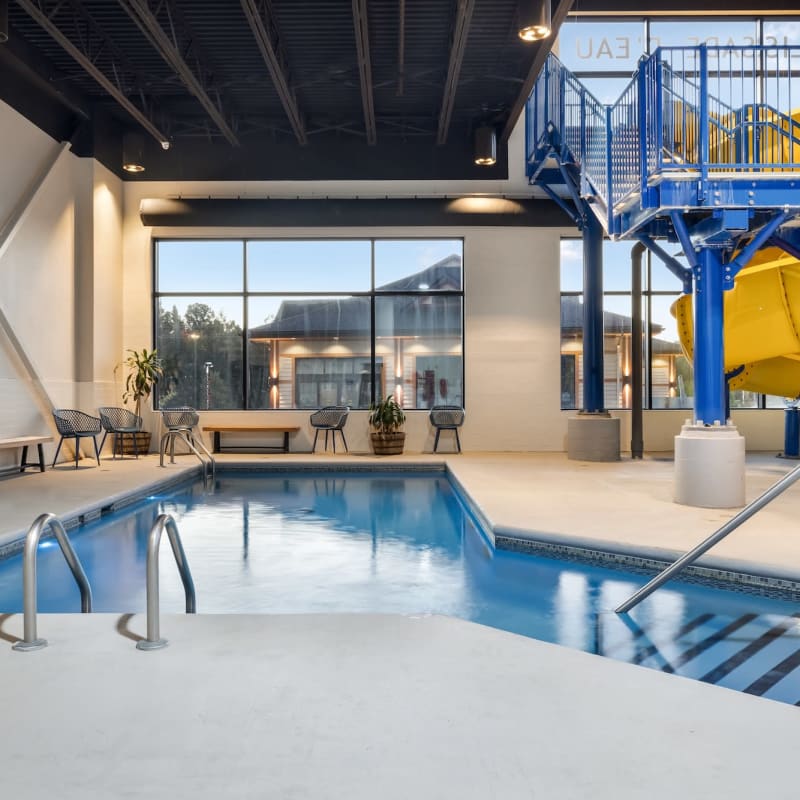 Piscine intérieur et glissade d'eau au Microtel Mont-Tremblant.
