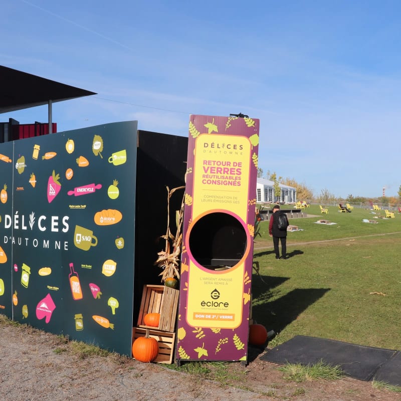 Installation de récupération de verres à l'événement Délices d'automne.