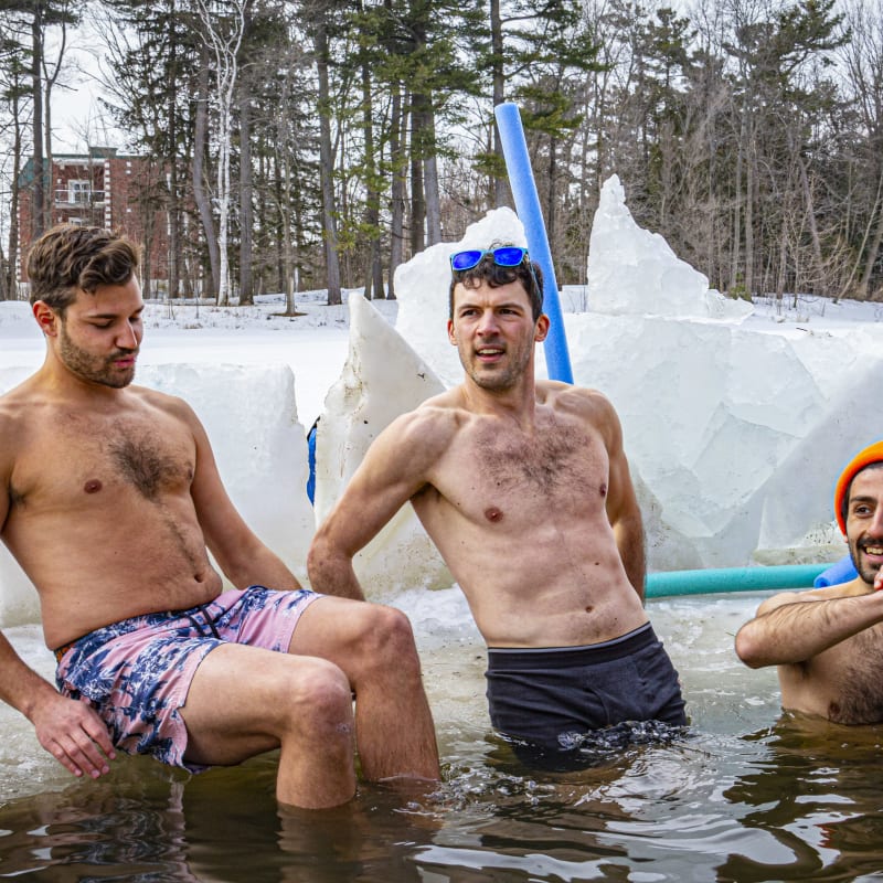 Trois hommes qui font une baignade en eau froide l'hiver