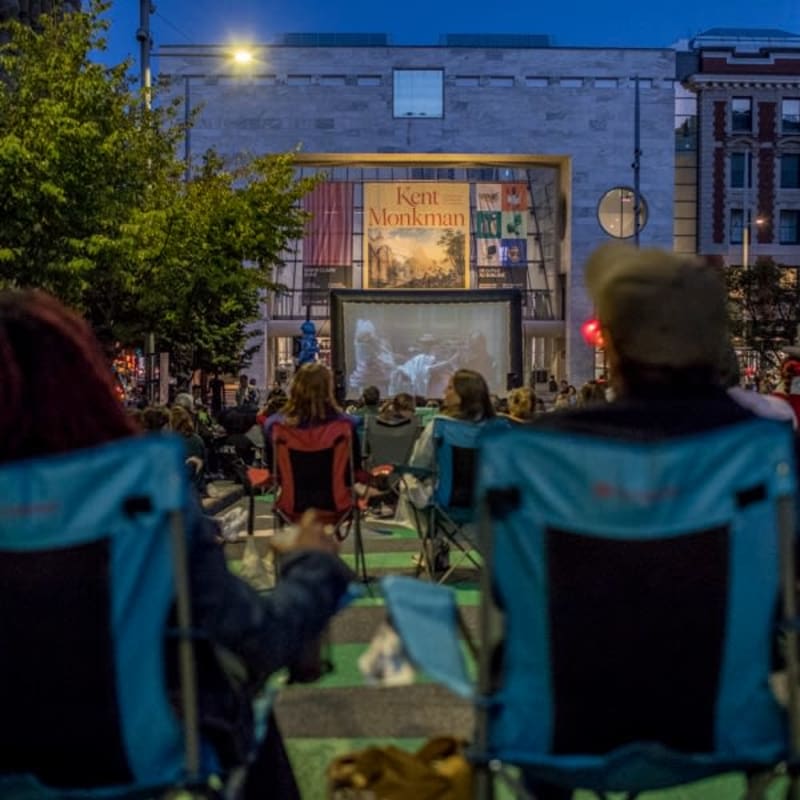 Soirée cinéma sur l'avenue du Musée des beaux-arts de Montréal.