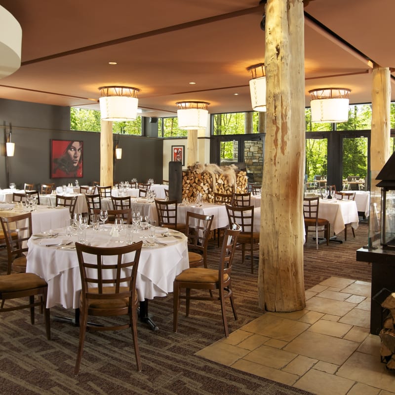 Salle à manger au restaurant La Traite de L’Hôtel-Musée Premières Nations.