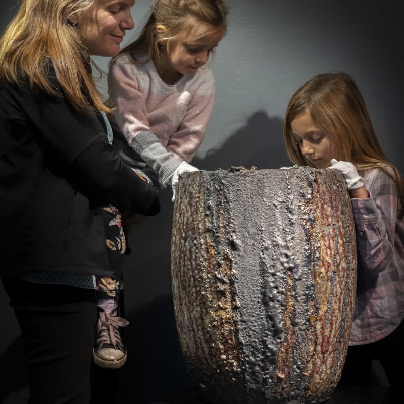 Mère et deux filles au Musée de bronze d'Inverness.