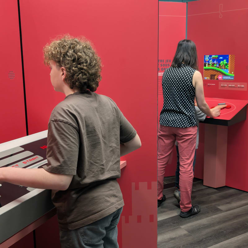 Deux ados à l'exposition Maitres du jeu au Musée Minéro.