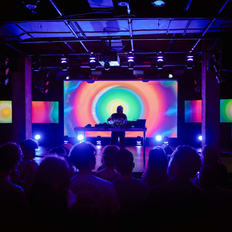 DJ sur une scène au Festival MUTEK