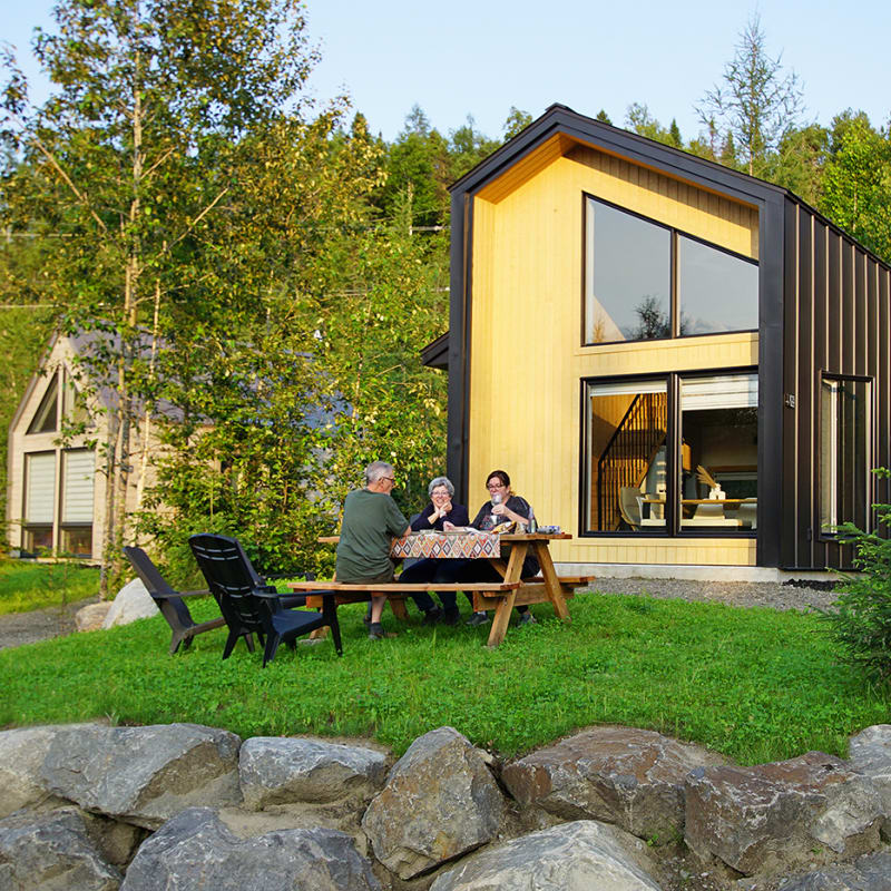 Découvrez les mini-chalets douillets de Chalets Scandik!