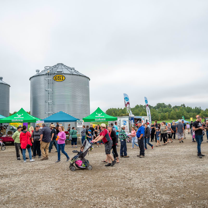 Participant·es à une ferme lors des Portes ouvertes sur les fermes du Québec.