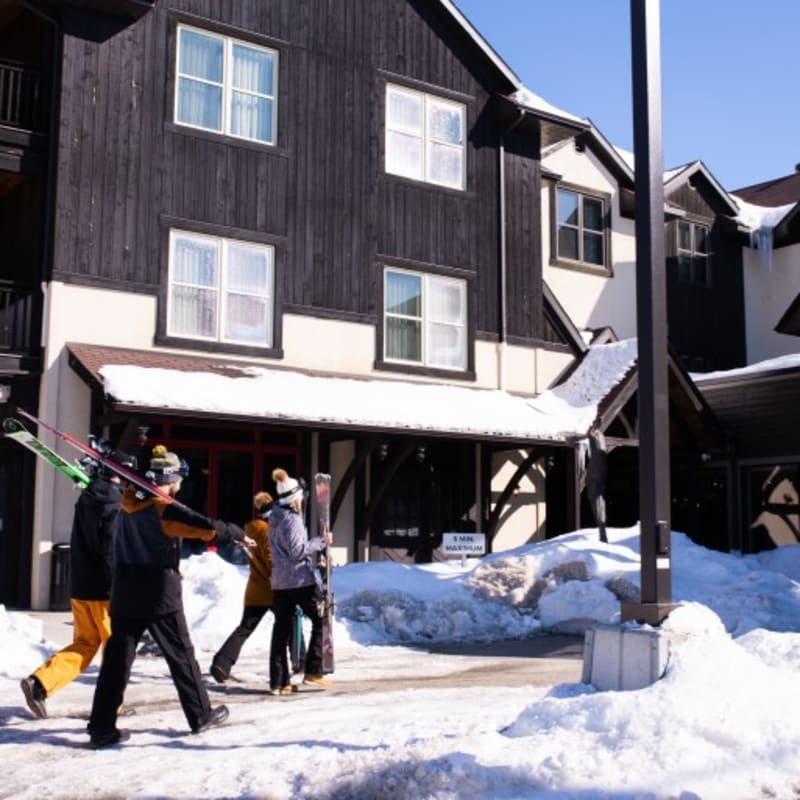 3 skieurs qui retournent à l'hôtel après une journée sur les pentes.