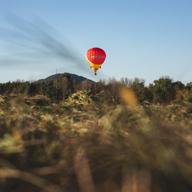 Hot-air balloon above a mountain in the Haut-Richelieu region.