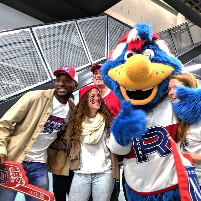 Jeunes adultes avec la mascotte du Rocket de Laval