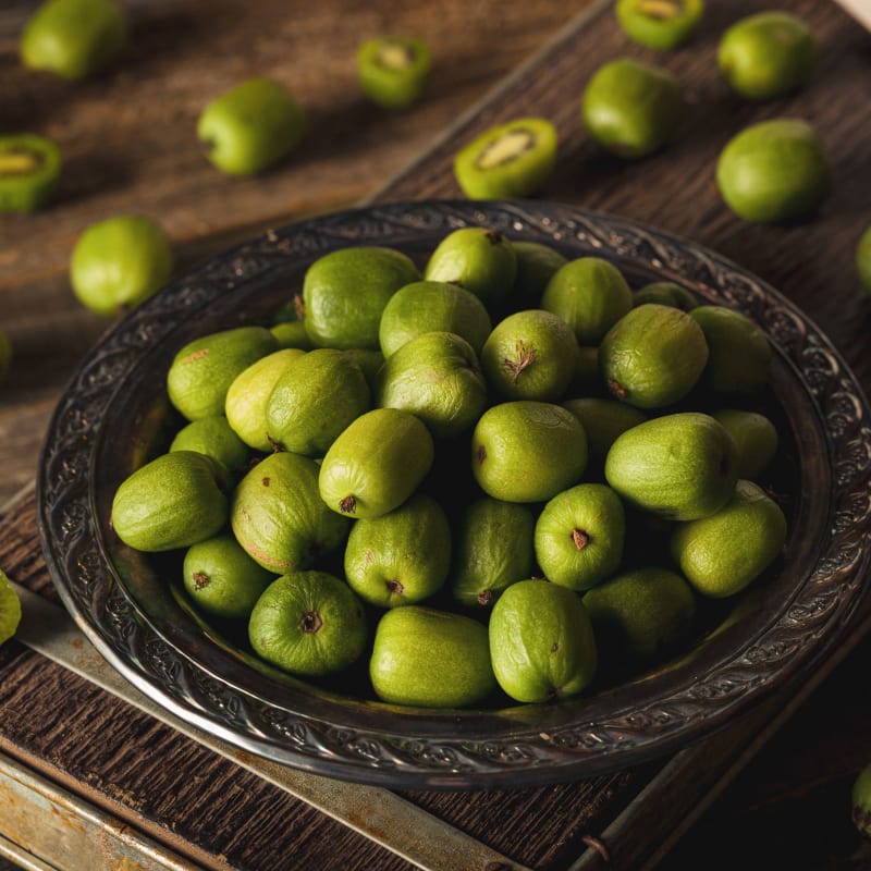 Kiwis du Québec déposés sur une assiette et une table.