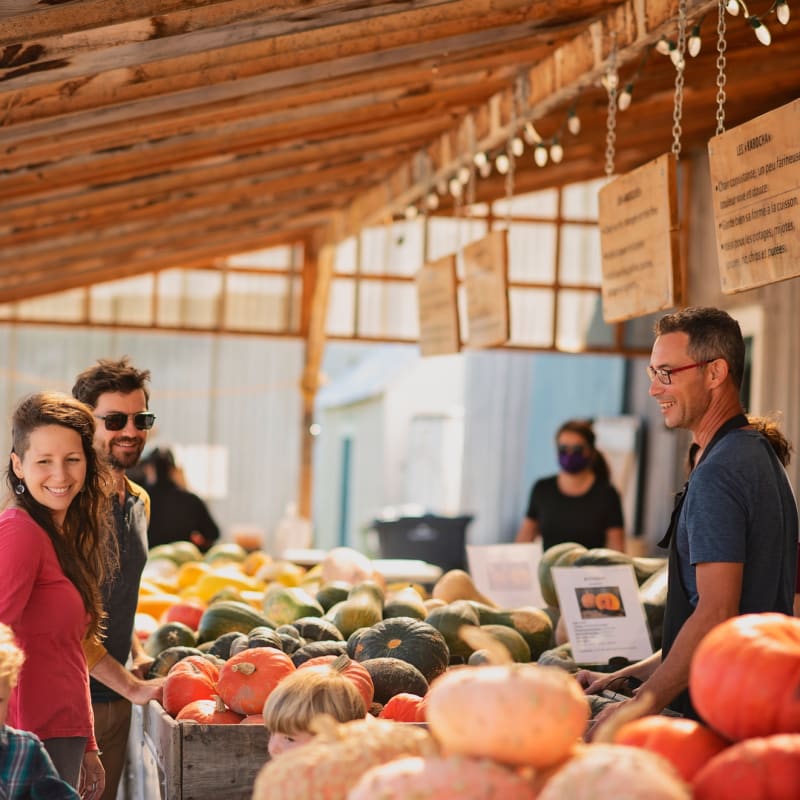 Famille au kiosque de la ferme La Fille du Roy