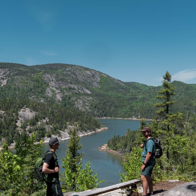 Deux randonneurs à la Baie des Rochers.