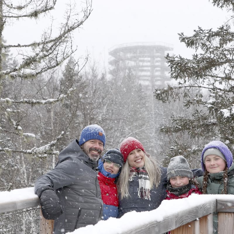 Family at Sentier des Cimes Laurentides in winter.
