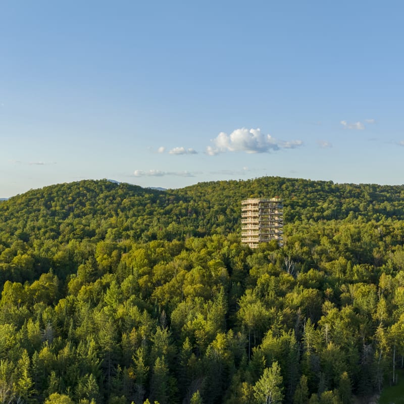 Vue aérienne de la tour du Sentier des cimes Laurentides.