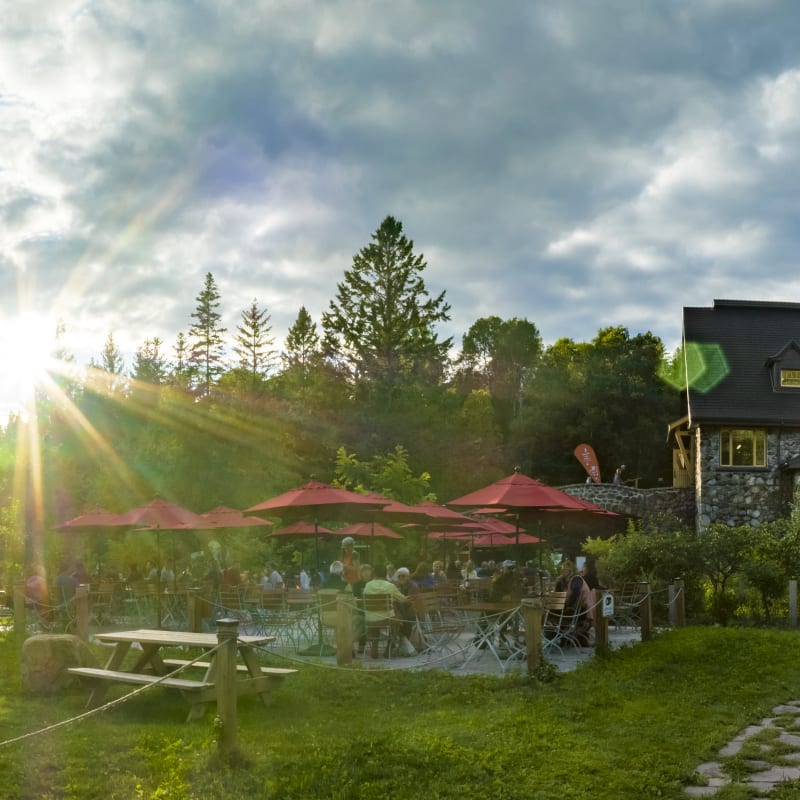 Bar terrasse du Sentier des cimes Laurentides.