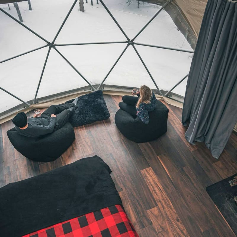 Couple à l'intérieur d'un hébergement de type dôme.