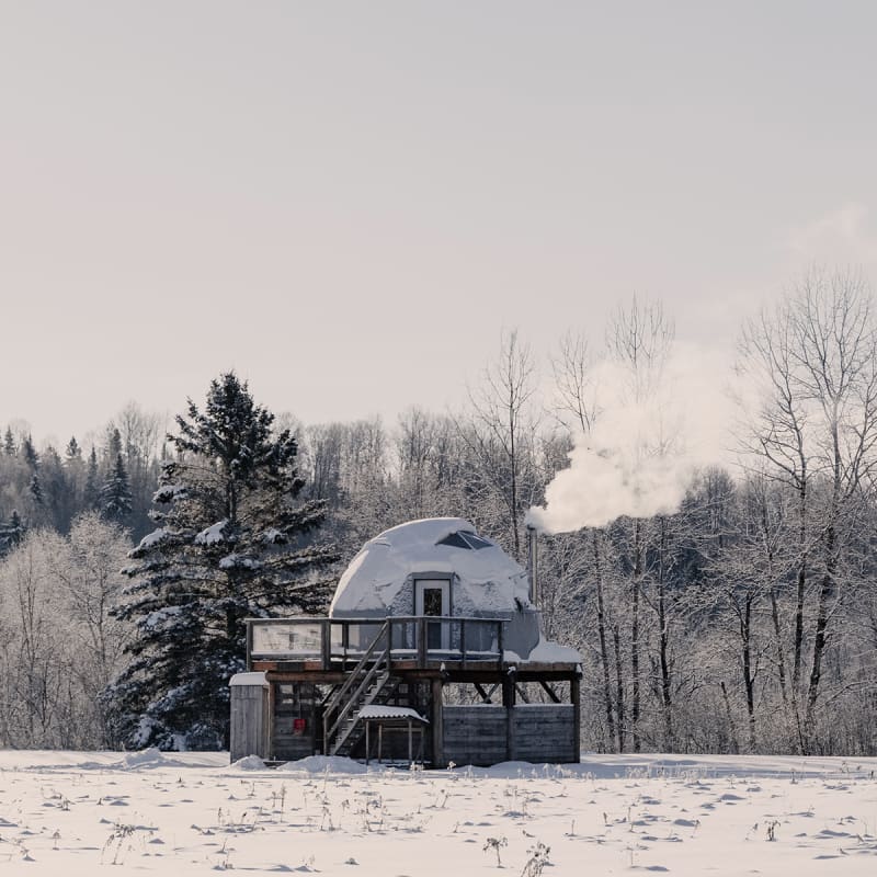 Hébergement de style dôme dans un paysage hivernal immaculé.