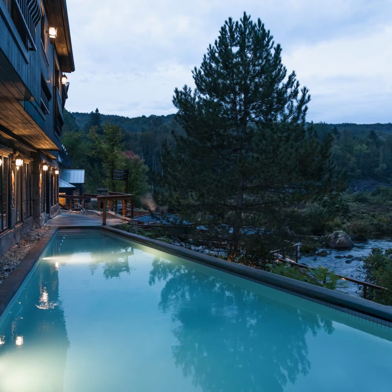 Piscine extérieure à l'heure bleue.