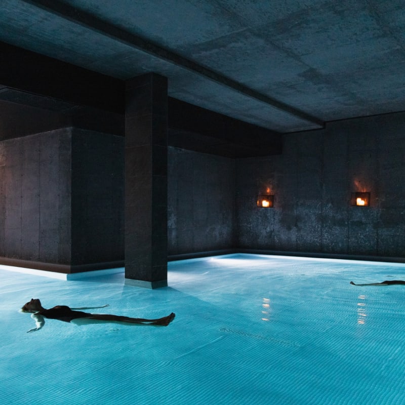 Flotation bath at Strøm spa nordique Vieux-Québec.