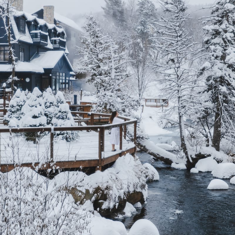 Terrace of the Strøm Nordic Spa in Saint-Sauveur in winter