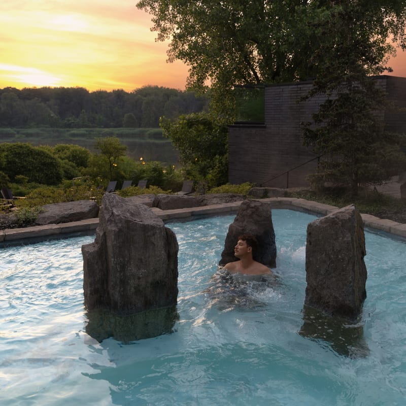 Man in the pool at Strøm spa nordique Île des Soeurs.