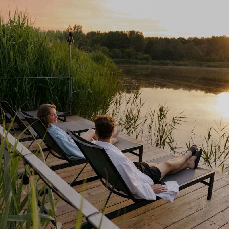 Couple at Strøm spa nordique île-des-soeurs.