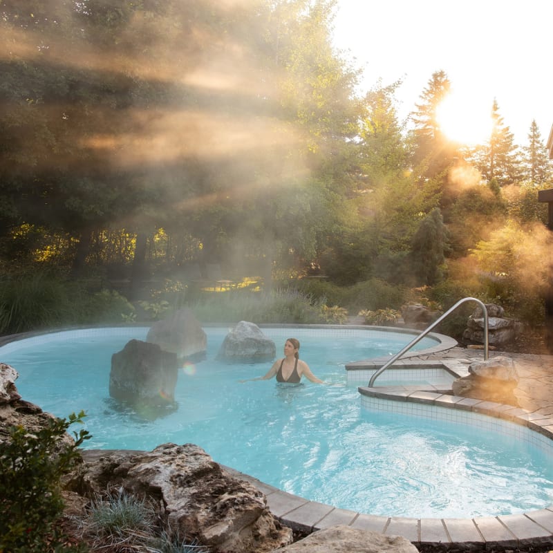Woman in the pool at Strøm spa nordique Mont-Saint-Hilaire.