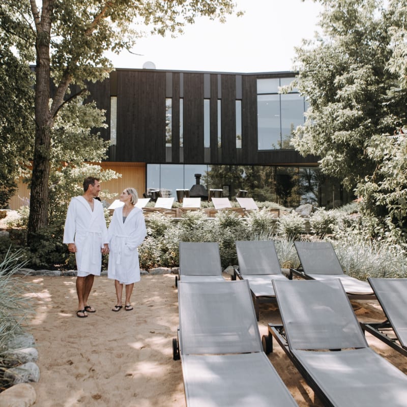 Couple at Strøm spa nordique Sherbrooke in the spring.