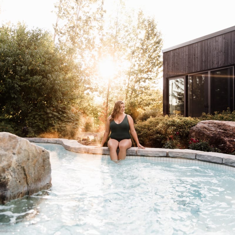 Woman by the pool at Strøm spa nordique Sherbrooke.