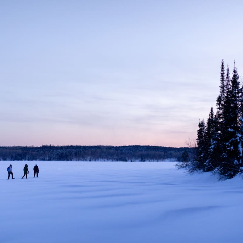 Corporation Nibiischii - Three people in the middle of a snowy landscape