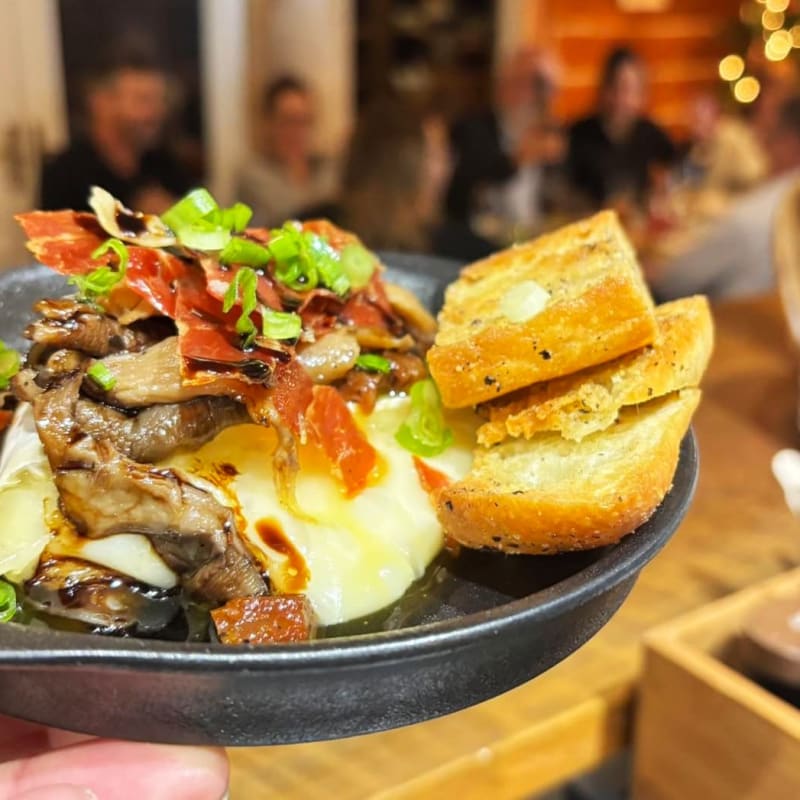 Café La chasse gardée - Plan rapproché d'une assiette soigneusement présentée.